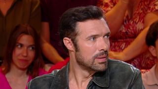 “C’est important le consentement” : Échanges tendus entre Paul de Saint Sernin et Nicolas Bedos dans “Quelle époque !” sur France 2