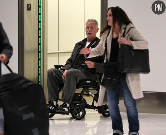 EXCLUSIF Los Angeles, CA Eric Dane a été vu arrivant à l'aéroport international de Los Angeles dans un fauteuil roulant, semblant fragile après avoir annoncé son diagnostic de SLA.



Sur la photo : Eric Dane