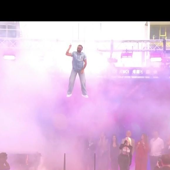 Cyril Hanouna descend du ciel.
