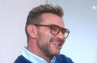 Invité dans "C à vous", Jeanfi Janssens explique comment il a intégré "Les Grosses Têtes" de RTL.