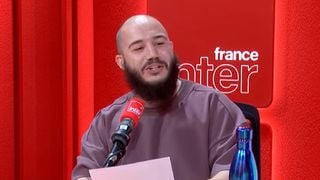 Merwane Benlazar revient sur la polémique suite à son passage dans "C à vous" : "Y a des zinzins qui t'envoient la photo du grillage de chez tes parents"