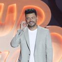 "C'est toujours un peu effrayant pour eux" : Pourquoi Kev Adams a connu des difficultés pour attirer des humoristes célèbres dans "L’humour à la plage 2" sur TF1