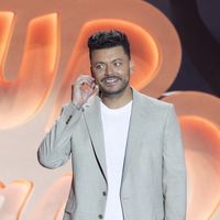 "C'est toujours un peu effrayant pour eux" : Pourquoi Kev Adams a connu des difficultés pour attirer des humoristes célèbres dans "L’humour à la plage 2" sur TF1