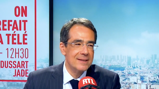 "Ça m'émeut encore d'en parler" : Darius Rochebin au bord des larmes sur RTL en se rappelant de son premier reportage en Israël