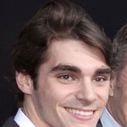 Mort de l'acteur RJ Mitte à 34 ans : Bryan Cranston, son père dans "Breaking Bad", lui rend un vibrant hommage
