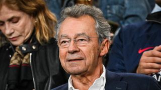 Michel Denisot prépare un documentaire événement sur Coluche qui sera diffusé sur TMC à l’occasion des 40 ans de sa mort