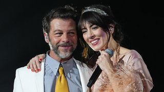 "C'est dommage de refuser d’y aller" : Christophe Maé estime qu'il est "naturel" de participer aux Enfoirés "quand on est un artiste populaire"