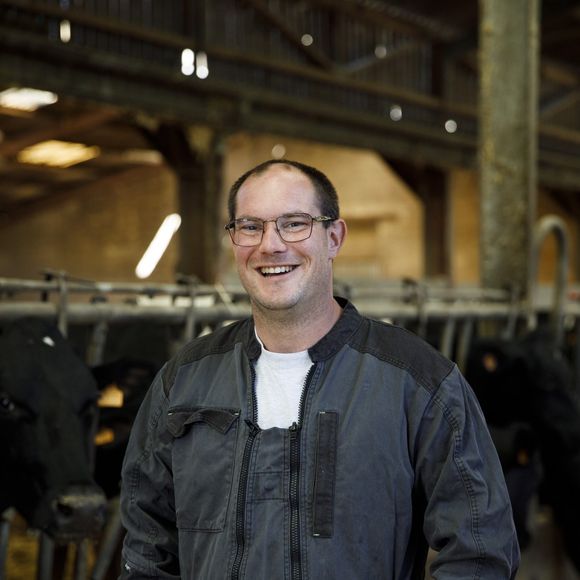 Benoit (Haute-Marne) de "L'amour est dans le pré" 2026 dans son etable.