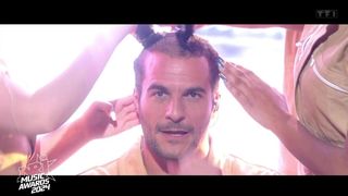 "C'est un symbole que je suis prêt à porter" : Amir explique pourquoi il s'est rasé la tête en direct lors des "NRJ Music Awards" sur TF1