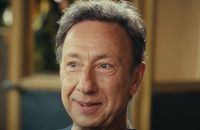 Stéphane Bern n'a pu retenir ses émotions lorsqu'il a évoqué la récente disparition de son frère et de son père / Stéphane Bern se lance sur YouTube ce 16 septembre 2025