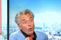 Gérard Holtz au micro d'"On refait la télé" sur RTL