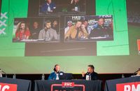 Gilbert Brisbois s'adresse au public de "L'After Foot" quelques minutes avant de prendre l'antenne.