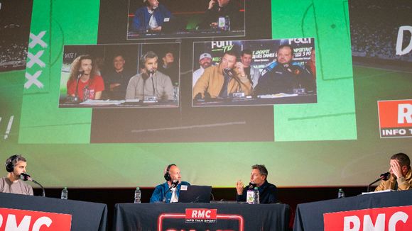 Gilbert Brisbois s'adresse au public de "L'After Foot" quelques minutes avant de prendre l'antenne.