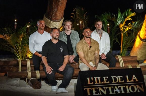 Les hommes en couple lors d'un feu de camp sur "L'île de la tentation" 2026.