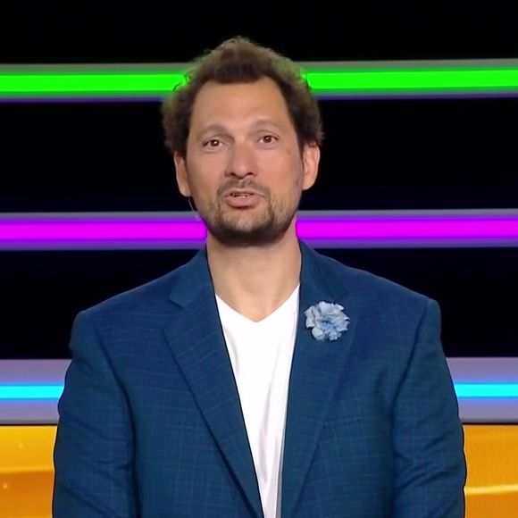 Éric Antoine aux commandes du jeu "La roue de fortune" sur M6.
