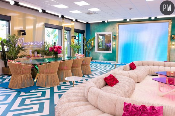 Le salon avec la réplique culte "Mauvaiiiiises" et un mystérieux rideau