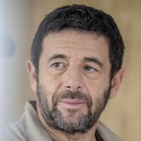 "On peut croire que je parle couramment" : Comment Patrick Bruel a préparé les scènes de "Menace imminente" où il tourne en hébreu
