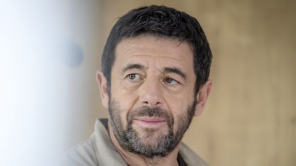 "On peut croire que je parle couramment" : Comment Patrick Bruel a préparé les scènes de "Menace imminente" où il tourne en hébreu