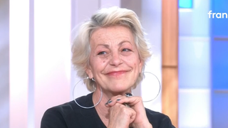 "Je vis toute ma vie pour un moment comme ça" : Lio en larmes dans "C à vous" après un message de Louane