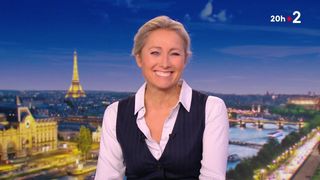 "Pardon…" : Anne-Sophie Lapix prise d'un fou rire en direct dans le "20 Heures" de France 2 après une transition délicate