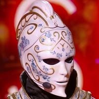"Mask Singer" 2025 : On a démasqué le Chevalier de Porcelaine... Il s'agit d'un artiste aux mille talents