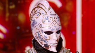 "Mask Singer" 2025 : On a démasqué le Chevalier de Porcelaine... Il s'agit d'un artiste aux mille talents