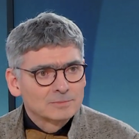 Pierre Ouzoulias pris de vomissements en direct : Le sénateur va porter plainte contre l’un des journalistes de "Frontières"