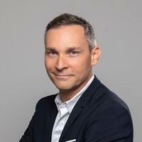 Franceinfo passe sur le canal 16 de la TNT : Loïc de La Mornais décroche le 21h/23h à la place de Julien Benedetto