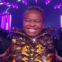 “J’avais le plus beau des costumes” : Romane Dicko réagit à son élimination dans “Mask Singer” sur TF1