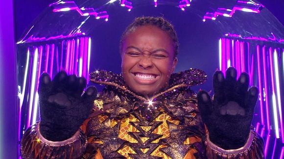 “J’avais le plus beau des costumes” : Romane Dicko réagit à son élimination dans “Mask Singer” sur TF1