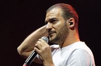 "J'ai eu peur..." : Pourquoi Amir a hesité avant d'accepter que sa chanson "Sommet" devienne l'hymne officielle de France Télévisions