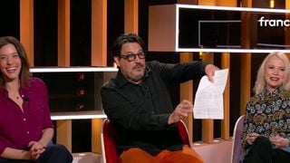 "Je ne peux pas accepter qu'un milliardaire d'extrême droite impose sa pensée" : L'écrivain David Dufresne déchire en direct son contrat le liant à Grasset et donc à Vincent Bolloré