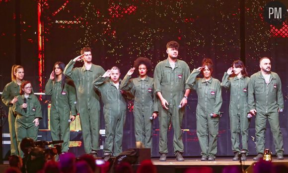Une partie de la troupe des Enfoirés 2025 au garde à vous
