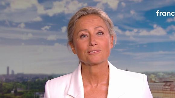"Merci à ma maman qui m'a toujours dit de faire ce que j'aimais" : Anne-Sophie Lapix fait ses adieux au "20 Heures" de France 2