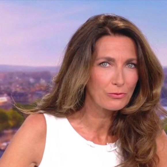 Anne-Claire Coudray aux commandes du "20 Heures" sur TF1.