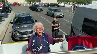 "Vous allez terminer en cabane !" : Jacques Vendroux se fait recadrer par la police pendant sa chronique en direct sur CNews
