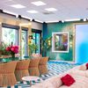 Le salon avec la réplique culte "Mauvaiiiiises" et un mystérieux rideau