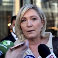 "Il y a un problème évident de neutralité du service public" : Marine Le Pen veut limiter les pouvoirs de l’Arcom à l’audiovisuel public