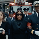 "Je n'arrive pas à imaginer '9-1-1" sans lui" : Angela Bassett réagit au départ surprise de Peter Krause après 8 saisons
