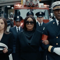 "Je n'arrive pas à imaginer '9-1-1" sans lui" : Angela Bassett réagit au départ surprise de Peter Krause après 8 saisons