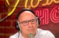 Fou rire entre Estelle Denis et Vincent Moscato dans "Estelle Midi" sur RMC.