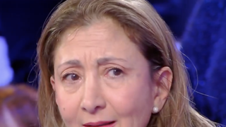 "C’était un mois après ma capture" : En pleurs, l'ex-otage Ingrid Betancourt raconte dans "Face à Hanouna" comment elle a appris la mort de son père