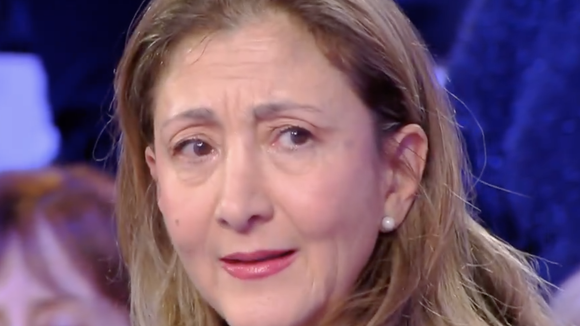 "C’était un mois après ma capture" : En pleurs, l'ex-otage Ingrid Betancourt raconte dans "Face à Hanouna" comment elle a appris la mort de son père