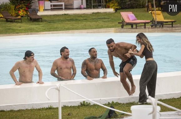 Hugo, Kevin Guedj, Vivian, Emine et Maissane sur le tournage de "Excape Island" sur TFX.