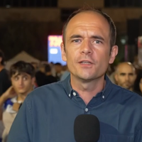 "Macron démission !" : Laurent Delahousse obligé d'interrompre en direct un duplex depuis Tel-Aviv dans le "20 Heures" de France 2