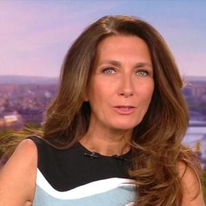 Anne-Claire Coudray aux commandes du "20 Heures" de TF1.