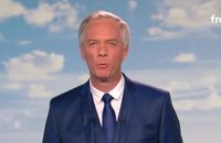 Julien Arnaud présente le "20 Heures" de France 2 le lundi 28 juillet 2025.