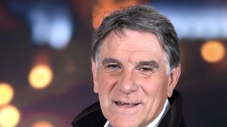 8 ans après son éviction de France 2, Tex fait son grand retour en prenant les commandes d’une émission quotidienne sur M Radio