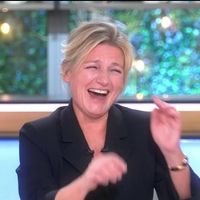 "Mais c'est pas possible !" : Anne-Elisabeth Lemoine enchaîne les bourdes face à Vanessa Paradis dans "C à vous"