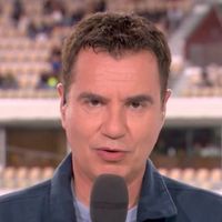 "Vous avez vu Franceinfo pendant 2 minutes" : Laurent Luyat présente ses "excuses" après un "incident" perturbant la diffusion de Roland-Garros 2025 sur France 2